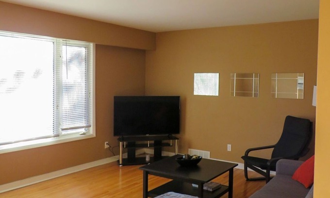 East Kildonan Apartment | Cozy 1BR Apartment with Kitchen - Your Home Away From Home