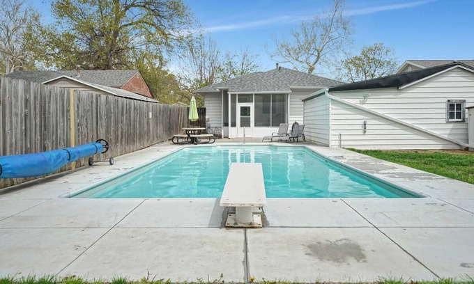 Lincoln House | Comfortable Home Away with Wi-fi + Po
