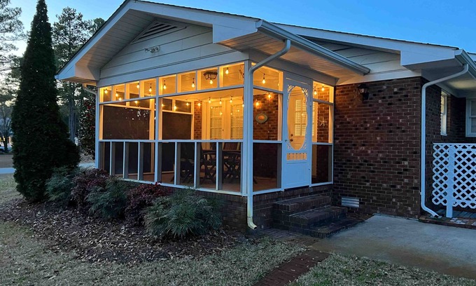 Newport House | Cozy Beach Retreat with Ocean View, Central AC & More