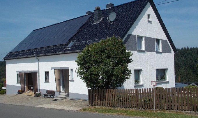 Tettscheid House | Cozy Retreat with Bright Garden and Family-Friendly Amenities