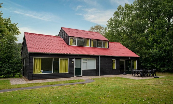 Midlaren House | Relaxing Retreat in a Wooded Holiday Park with Amenities