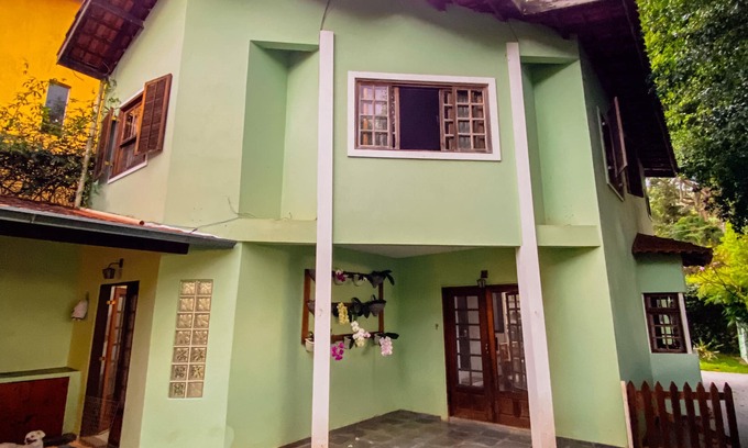 Carapicuiba House | Cozy House with Barbecue, Spa & Pet-Friendly Amenities