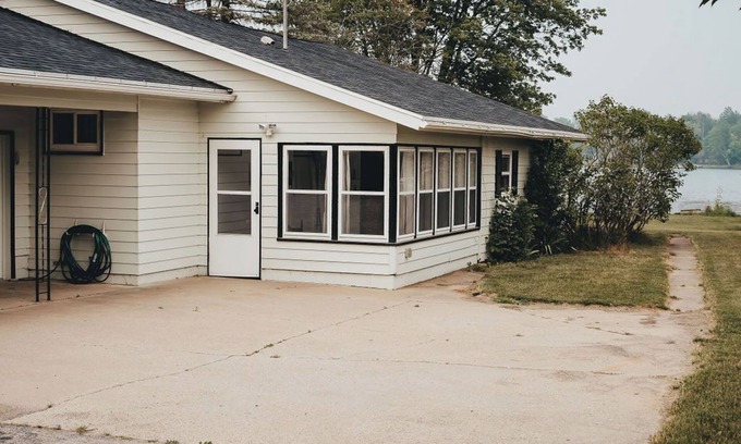 Wautoma House | Family-Friendly Lake House with Pool and Spa Amenities