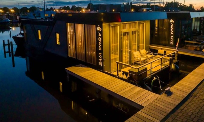 Heeg Boat Rental | Inviting Moored Houseboat with Pool & Breakfast - 9.8/10