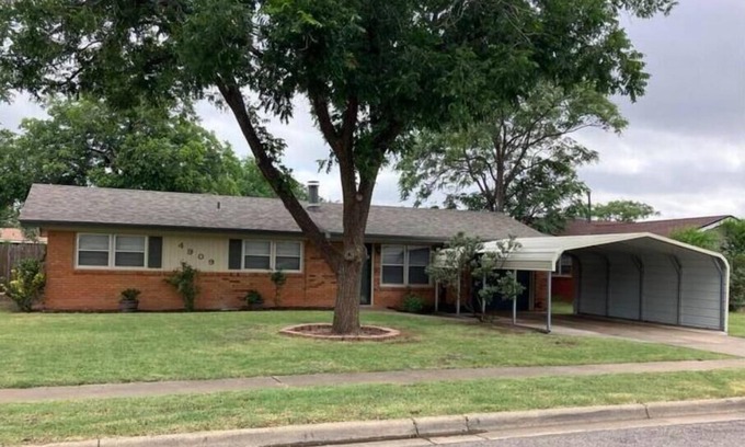Lubbock House | Comfortable LBK Refuge