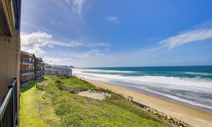 Lincoln Beach Condo | Exceptional Lincoln City Condo with Ocean Views & Pool