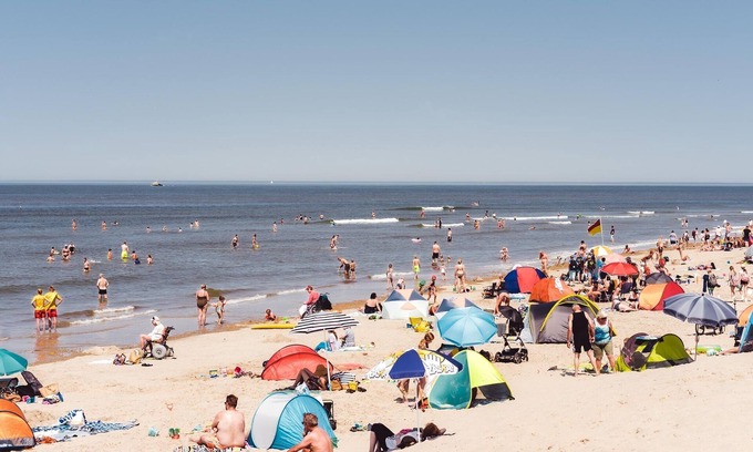 Hollum House | Comfortable Lodge Steps from the Beach with Family Amenities