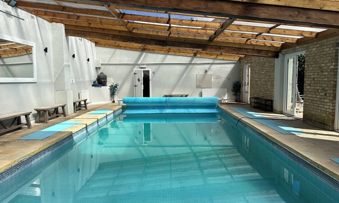 Pottersbury House | Relaxing Retreat with Pool & Gym Near Silverstone Circuit