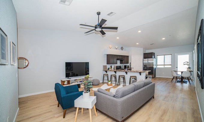 Yuma House | Mid-Century Style Home in Central Yuma with Lake View