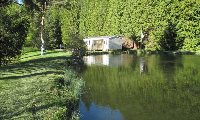 Moux-en-Morvan House | Cozy Mobile Home with Terrace by Scenic Fishing Ponds