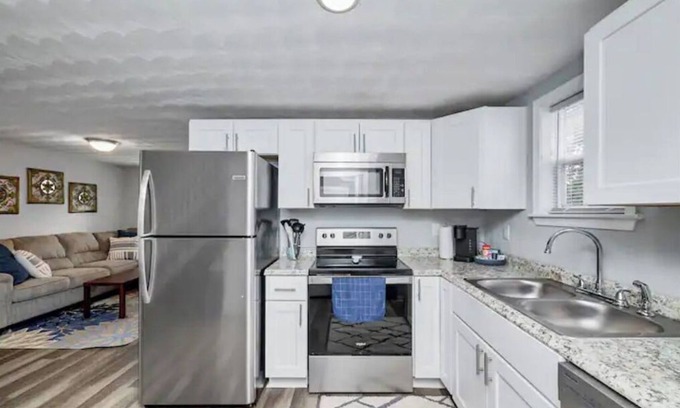 Portsmouth Cottage | Cozy 2 Bedroom Cottage with King Bed & Great Amenities