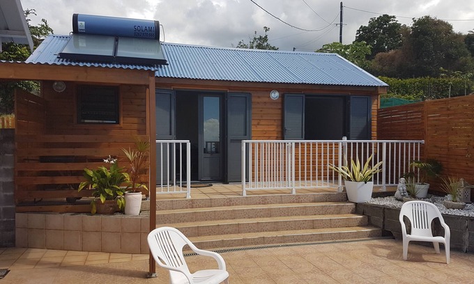 Sainte-Clotilde Ski Chalet | Tranquil Chalet Retreat in Moufia-Réunion with Pool