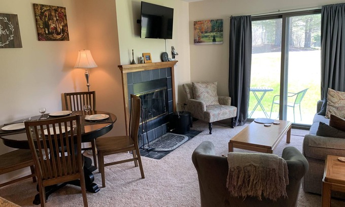 West Dover Condo | Updated Condo Retreat at Mount Snow with Pool & Spa
