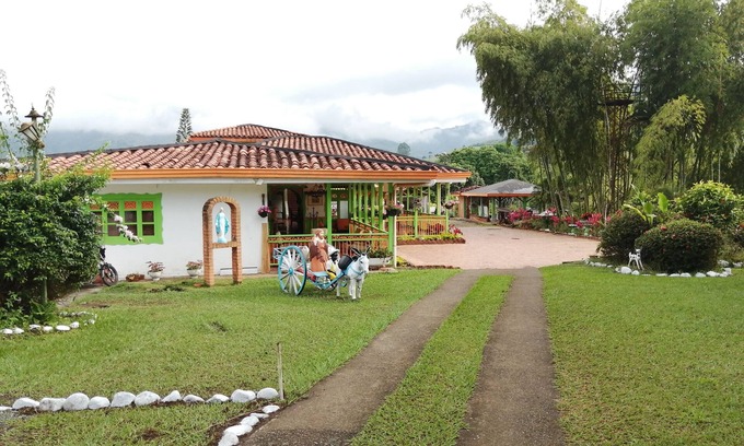 Pereira House | Cozy Room with 3 Double Beds in Coffee Region’s Heart