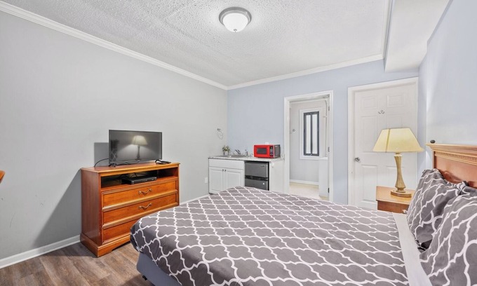 Riverview Apartment | Comfortable Room With Bath in Brownstown