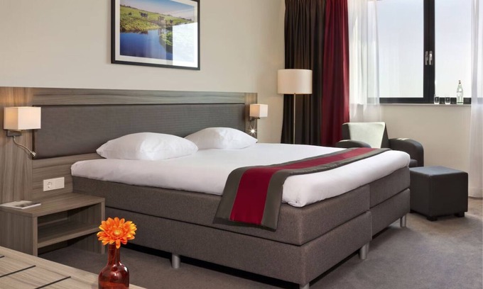 Zestienhoven Hotel | Comfortable Rooms Near Rotterdam Airport with On-Site Dining and Parking!