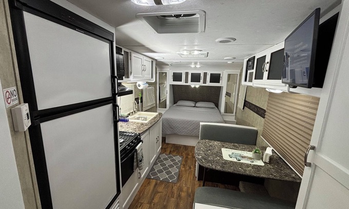 Interchange Square House | Cozy RV with Full Kitchen, Free WiFi & Self Check-In