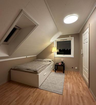Osoyro House | Comfortable single room - double bed - private bathroom - Free parking - Shared kitchen - Bus stop and store 2 min walk