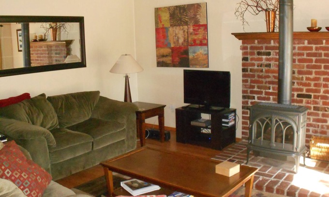 North Upper Truckee House | Immaculate Pet-Friendly Retreat with Ocean View Amenities