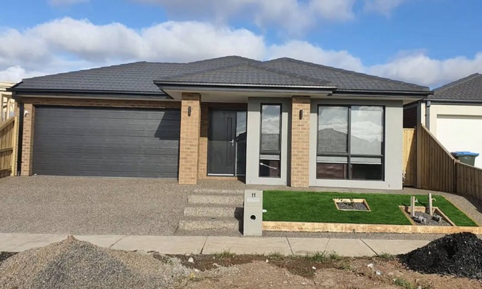 Tarneit House | Relaxing Getaway with Movie & Sport App Access