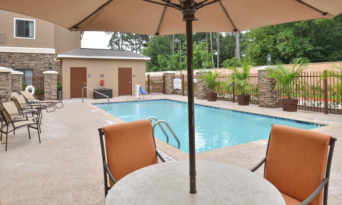 Tomball Condo | Inviting Studio Suite in Tomball with Pool & Business Center