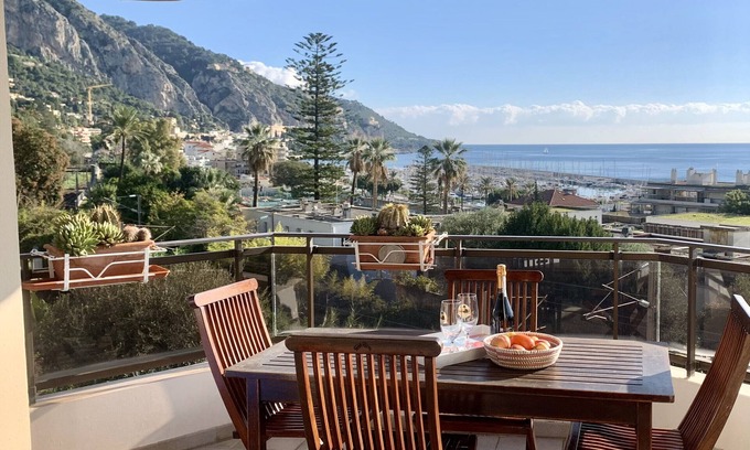Menton Apartment | Comfortable top-floor apartment with sea view