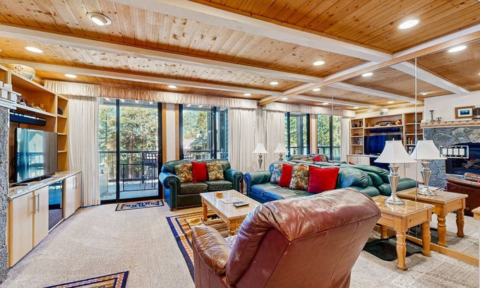 Brockway Condo | Inviting Townhome with Pool & Lake Views – Ideal Getaway