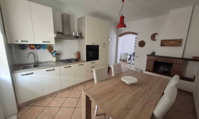 Ortonovo Apartment | Comfortable two-room detached apartment a stone's throw from the sea in the green hills.