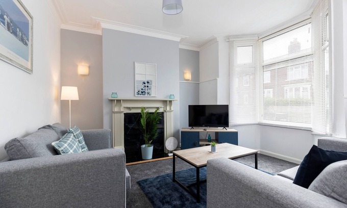 Thornaby On Tees House | Cozy Family Home with Breakfast and Kitchen Amenities