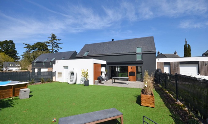 Ile-aux-Moines Villa | Cozy Villa Steps from Beach with Ocean View and Pool