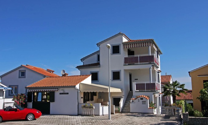Brulo Apartment | Beachside Retreat: Top-Rated Apartment with Ocean View