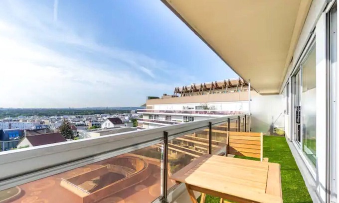 Puteaux Condo | Scenic Comfortion Le Papillon with Paris Views & Pool