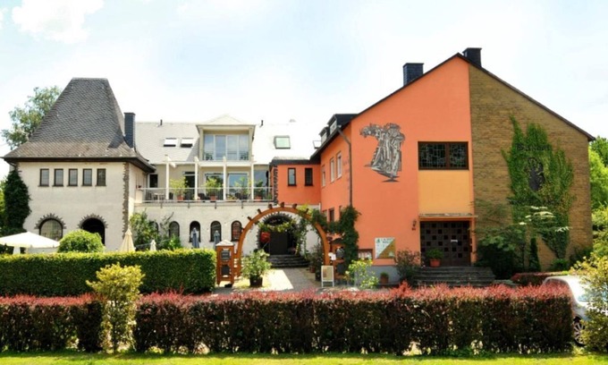 Longuich Bed & Breakfast | Cozy Balcony Room with Ocean View at Gästehaus "Wein im Turm"