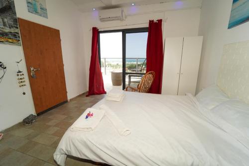 Nahariya Apartment | Comfort Suite Nahariyya: Pet-Friendly Getaway with Breakfast