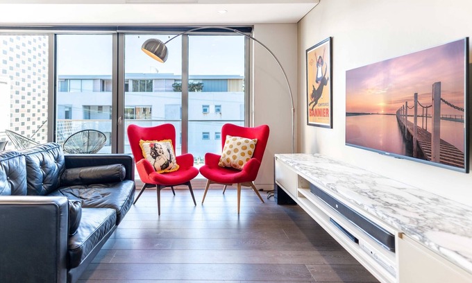 Cremorne Apartment | Cozy 1-Bed Apartment with Spa and Kitchen Amenities