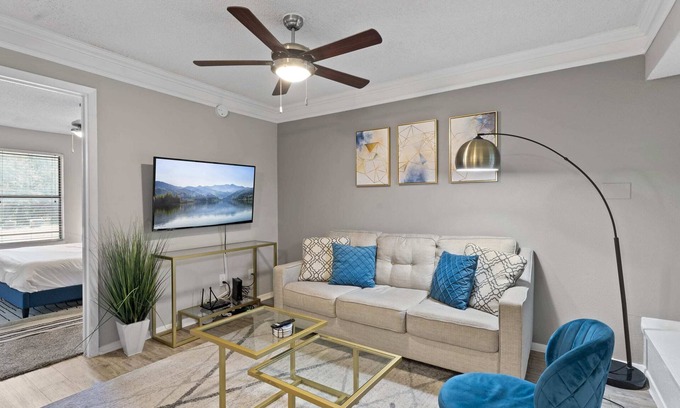 Brentwood Apartment | Perfect 1BR Suite with Fast WiFi, Pool & King Bed