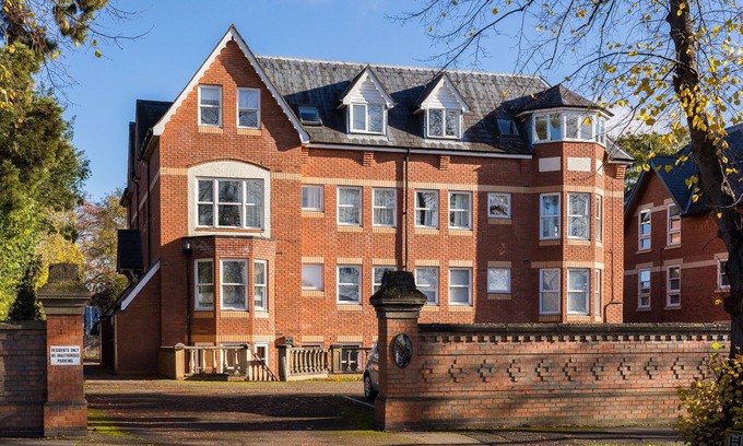 Leamington Spa Apartment | Cozy 2 Bed Flat with Parking & Pet-Friendly Amenities