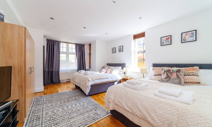 Queenstown Apartment | Inviting 2 Bed Apartment with Garden in Queenstown