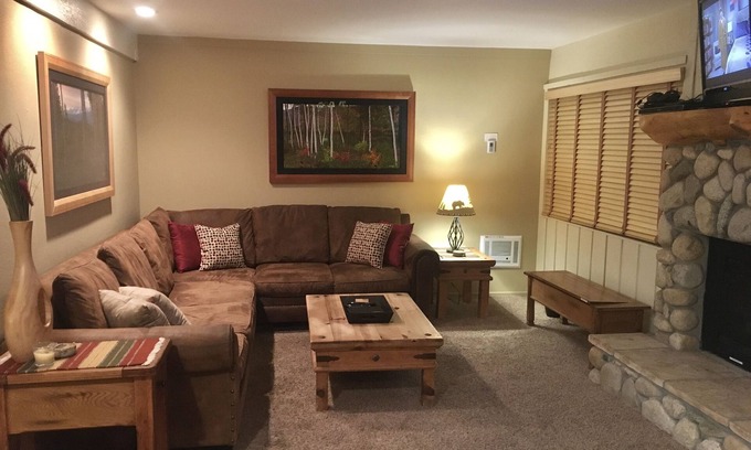Mammoth Lakes Condo | Inviting 2BD Condo Steps from Canyon Lodge – Pets Welcome!