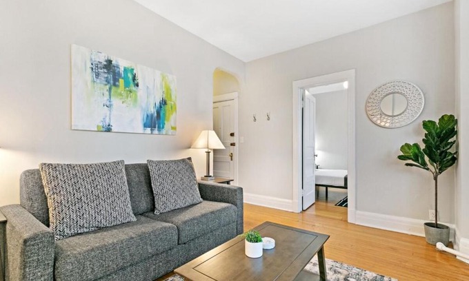 Wrigleyville Apartment | Child-Friendly Apartments in Chicago, IL – 4-Star Comfort