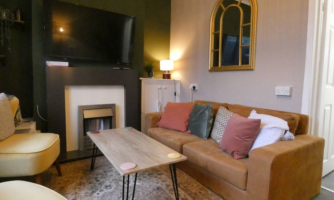 Abertillery House | Cozy 3 Bedroom Cottage with Breakfast in Serene Location