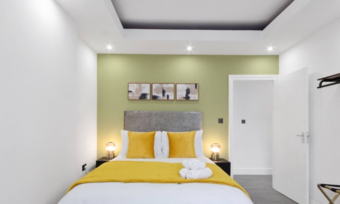 Coulsdon West House | Comfy 4 Bedroom house, Ideal for Workers and Families, FREE Parking