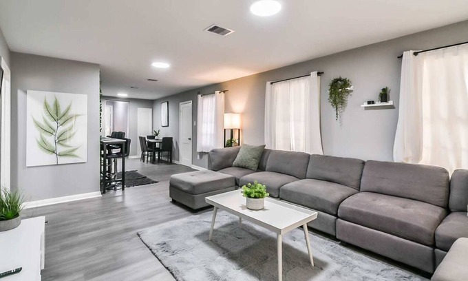 Foster Place House | Cozy 5Br Home with Hot Tub, Near NGR Stadium