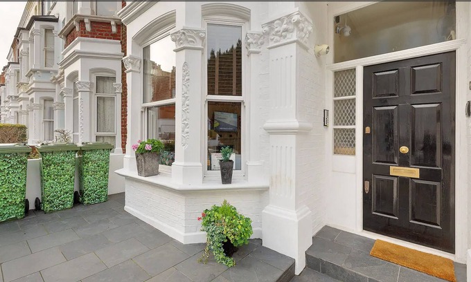 Munster Apartment | Convenient Stay with Spa and Breakfast in Central London