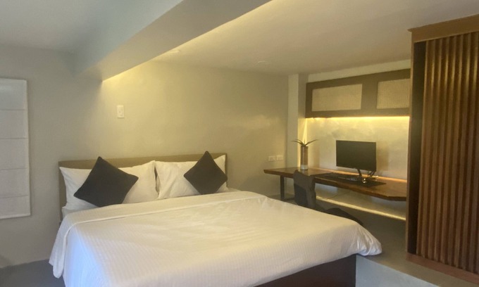 Tagaytay Cabin | Cozy Suite with Kitchen and Inviting Gazebos Await You