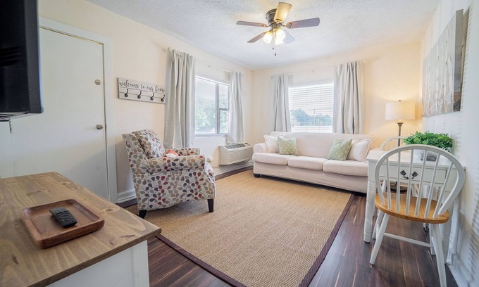Mobile Apartment | Comfortable 2B/1B Retreat in Midtown – Ideal for Families