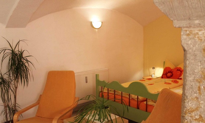 Weißig Apartment | Comfy Apartment in Weißig with Garden