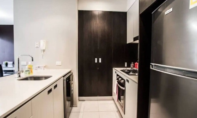 Kensington Apartment | Convenient Apartment Near Playground & 3 Train Stops to CBD