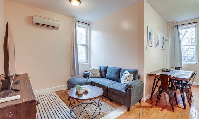 Constable Hook House | Cozy Bayonne Townhome with Spa & Breakfast Near NYC