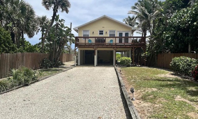 Ambersand Beach House | Cozy Beach House Retreat with Oceanfront Access in Vero
